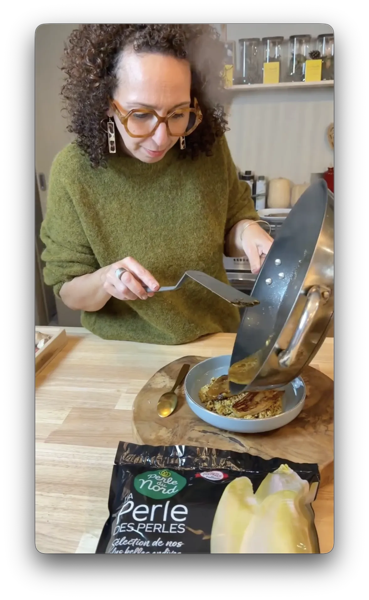 Créatrice qui cuisine une endive