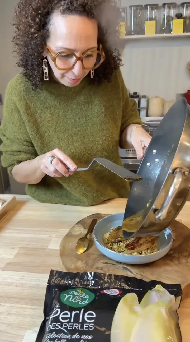 Créatrice qui cuisine une endive
